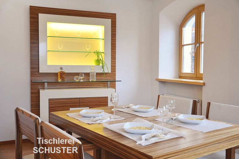 Esszimmer in Zebrano und weissem Hochglanz