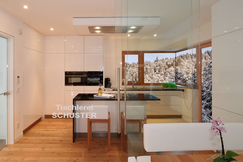 Küche in Hochglanz weiss mit Arbeitsplatten in Granit Nero Assoluto